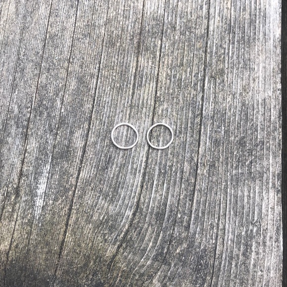Simple, small, silver earrings. New condition - Picture 1 of 1
